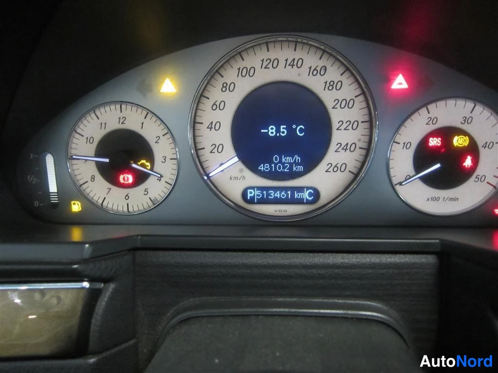 Musta Mercedes-benz E 2006, yksityiskohta, kuva 22