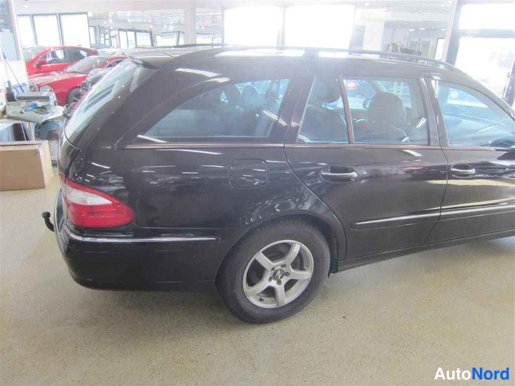 Musta Mercedes-benz E 2006, takaviisto, kuva 11