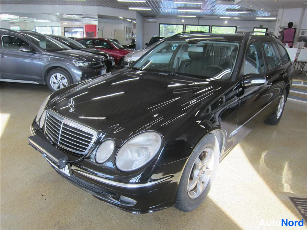 Musta Mercedes-benz E 2006, etuviisto, keula vasemmalle, kuva 2