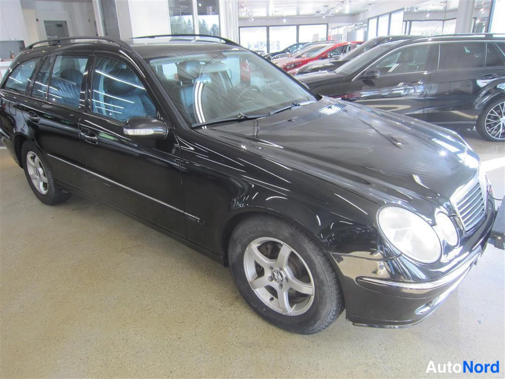 Musta Mercedes-benz E 2006, etuviisto, keula oikealle, kuva 4