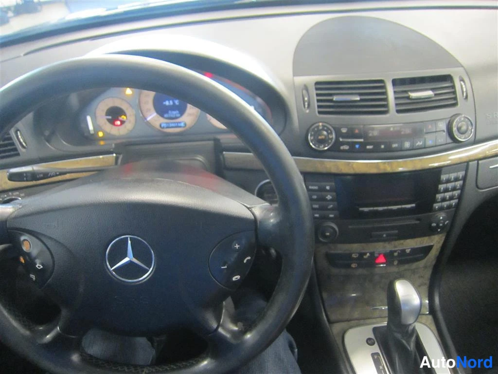 Musta Mercedes-benz E 2006, ohjaamo, kuva 13