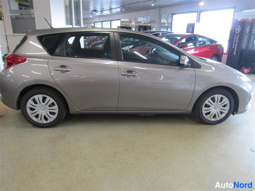 Beige Toyota Auris 2013, sivulta, kuva 2