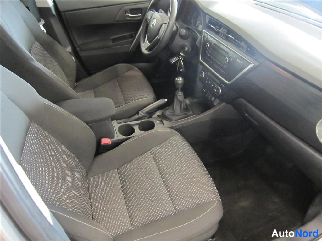 Beige Toyota Auris 2013, ohjaamo, kuva 7