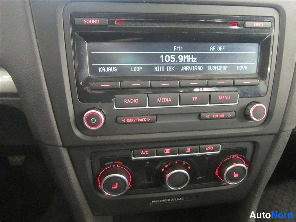 Punainen Volkswagen Golf 2013, yksityiskohta, kuva 17
