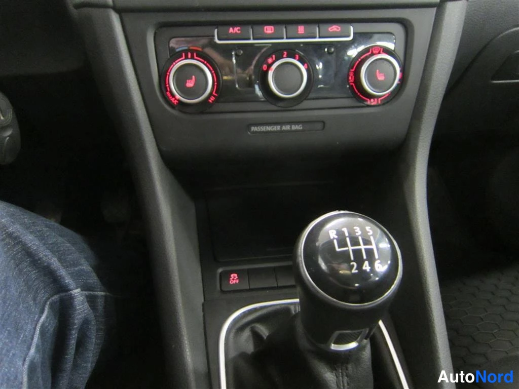 Punainen Volkswagen Golf 2013, yksityiskohta, kuva 18