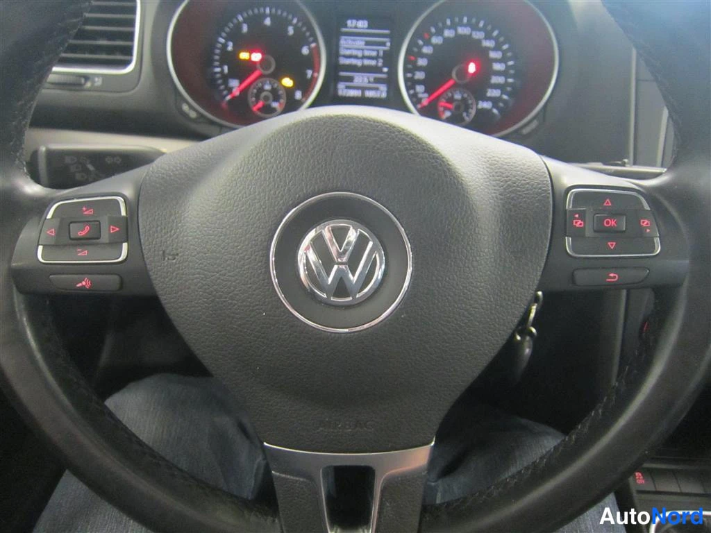 Punainen Volkswagen Golf 2013, yksityiskohta, kuva 19