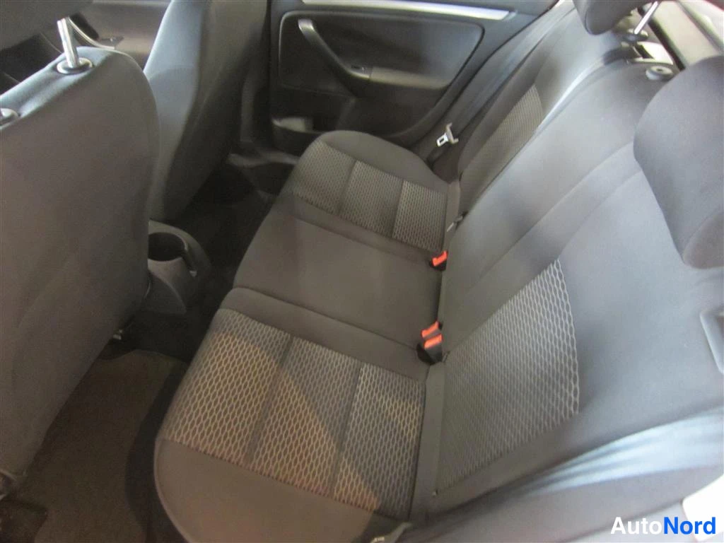 Punainen Volkswagen Golf 2013, takaistuimet, kuva 12