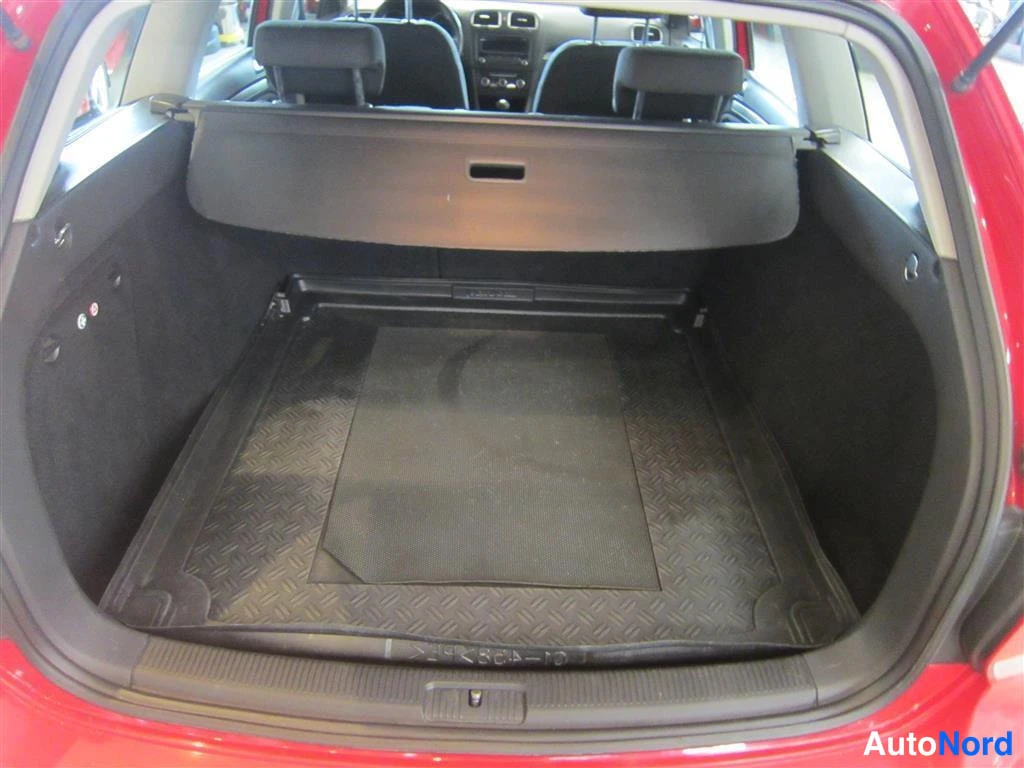 Punainen Volkswagen Golf 2013, tavaratila, kuva 14