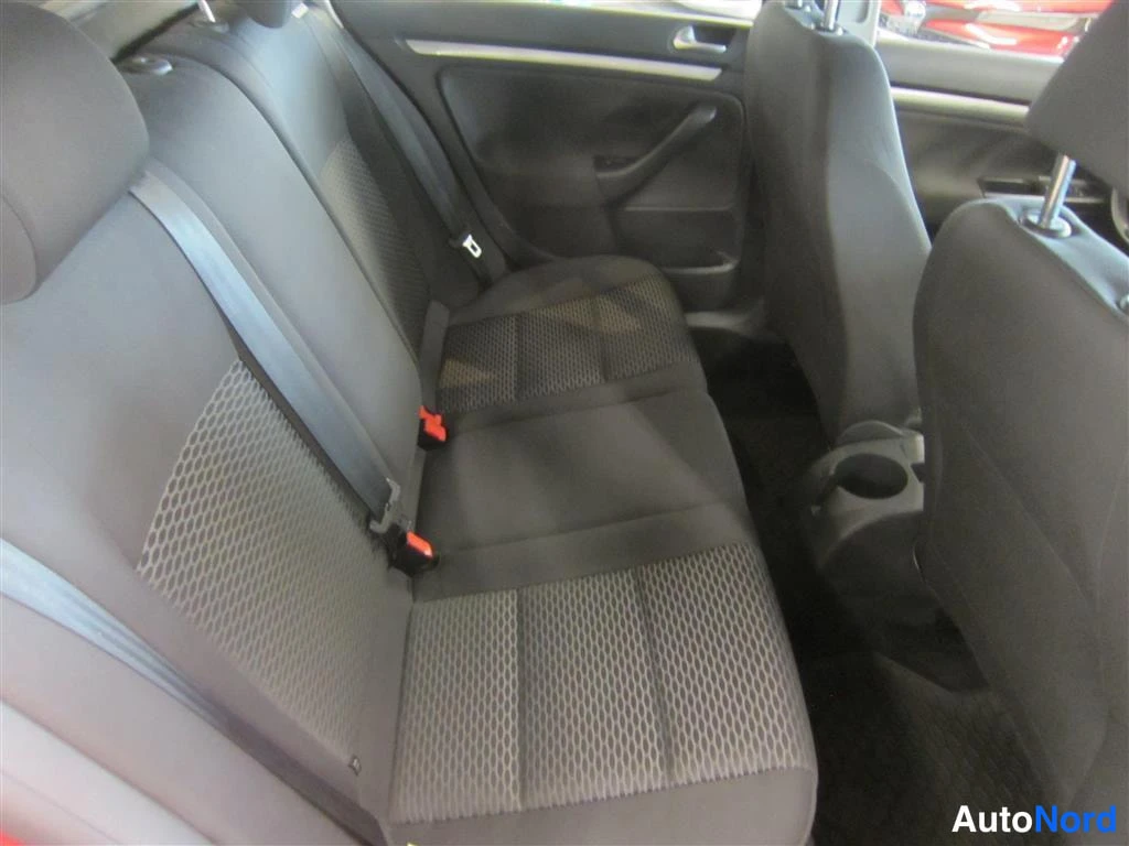 Punainen Volkswagen Golf 2013, takaistuimet, kuva 13