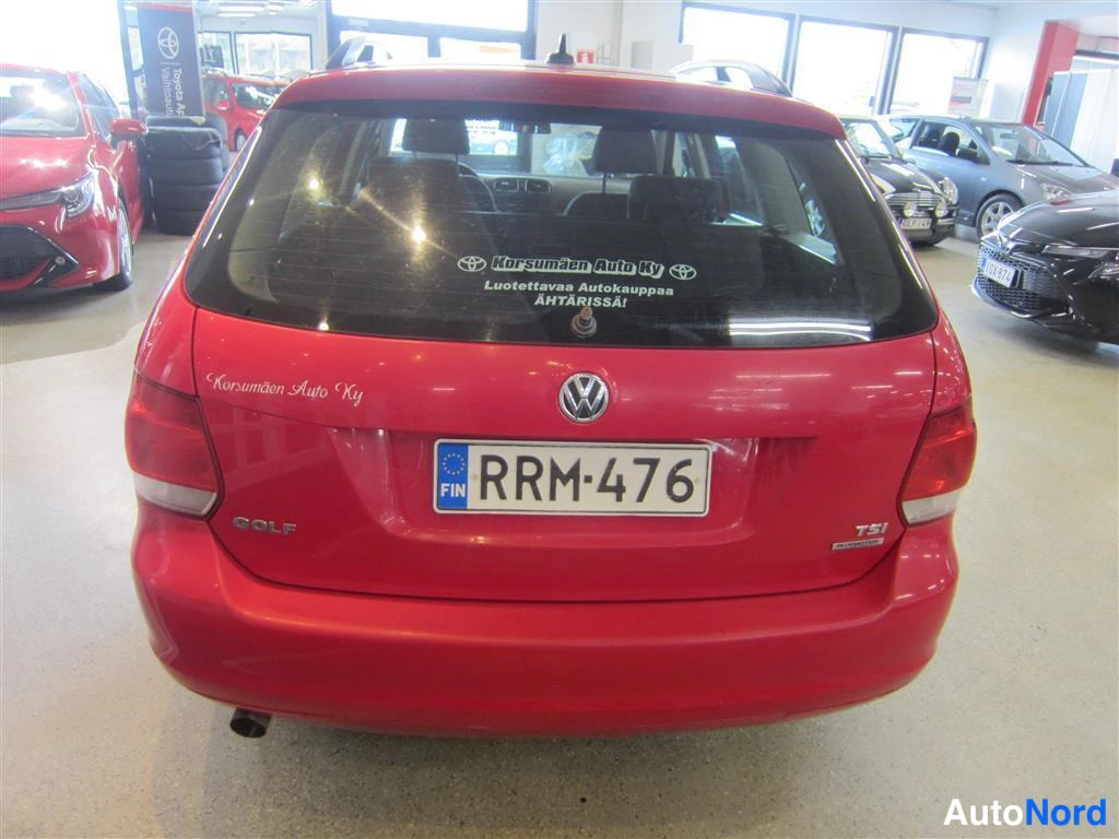 Punainen Volkswagen Golf 2013, takaa, kuva 8