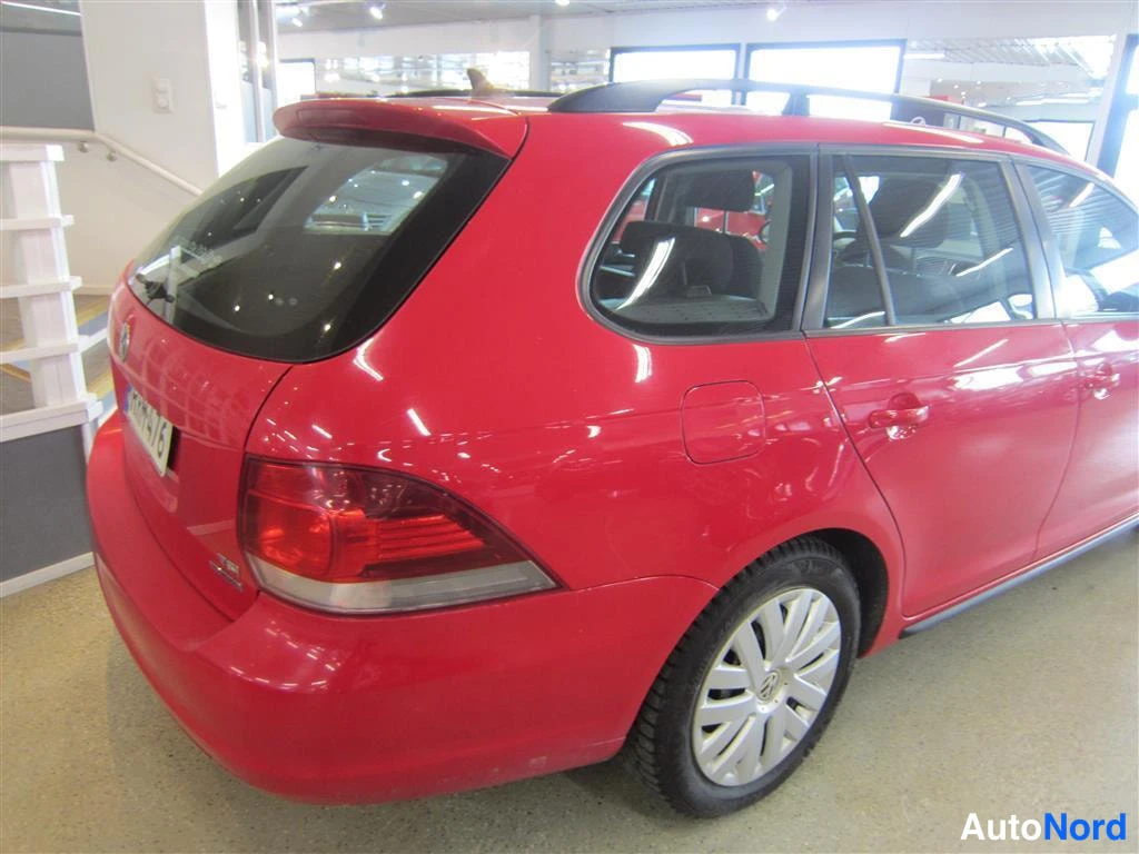 Punainen Volkswagen Golf 2013, takaviisto, kuva 7