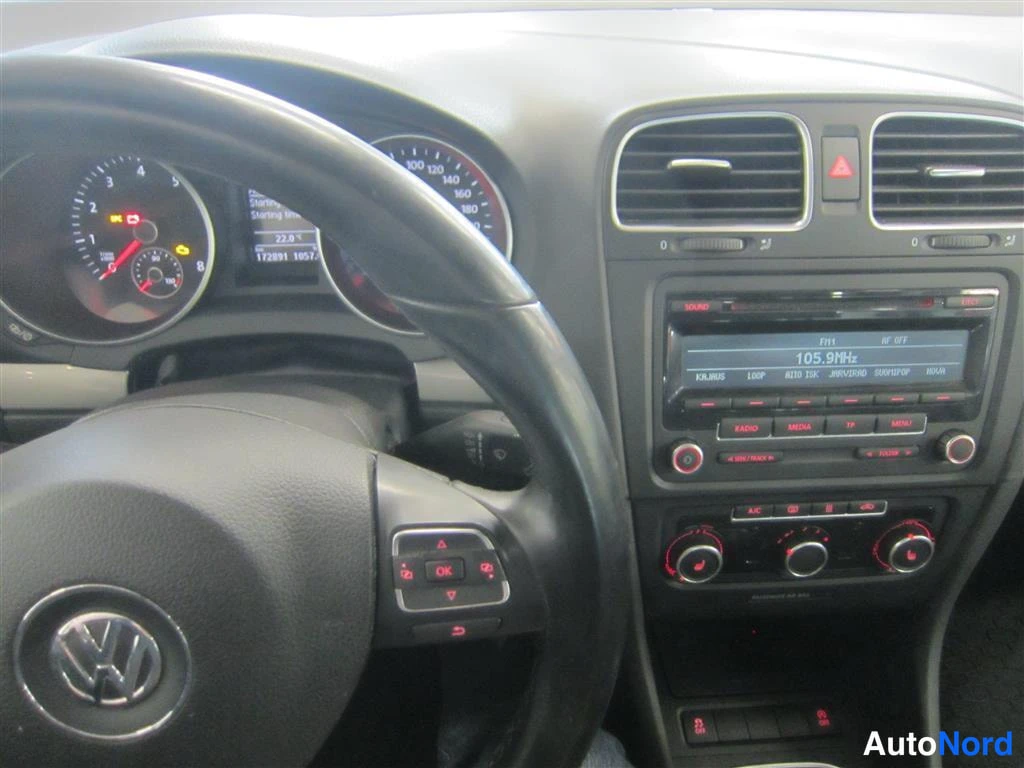 Punainen Volkswagen Golf 2013, ohjaamo, kuva 9