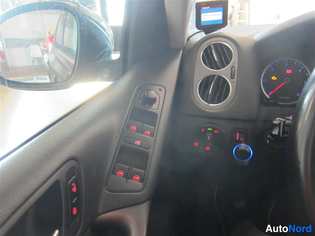 Musta Volkswagen Tiguan 2008, ohjaamo, kuva 8