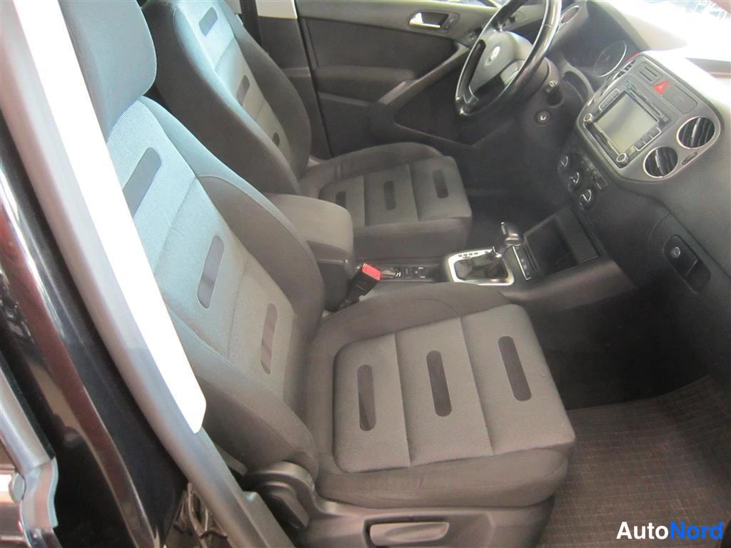 Musta Volkswagen Tiguan 2008, ohjaamo, kuva 5