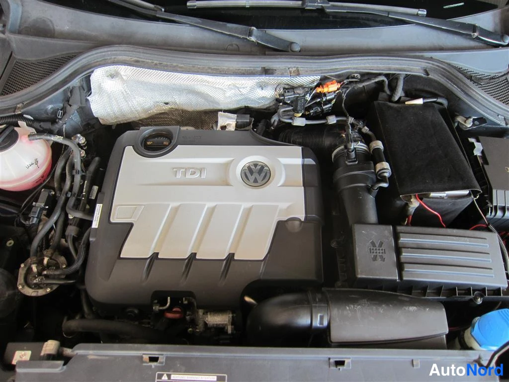 Musta Volkswagen Tiguan 2008, moottoritila, kuva 12