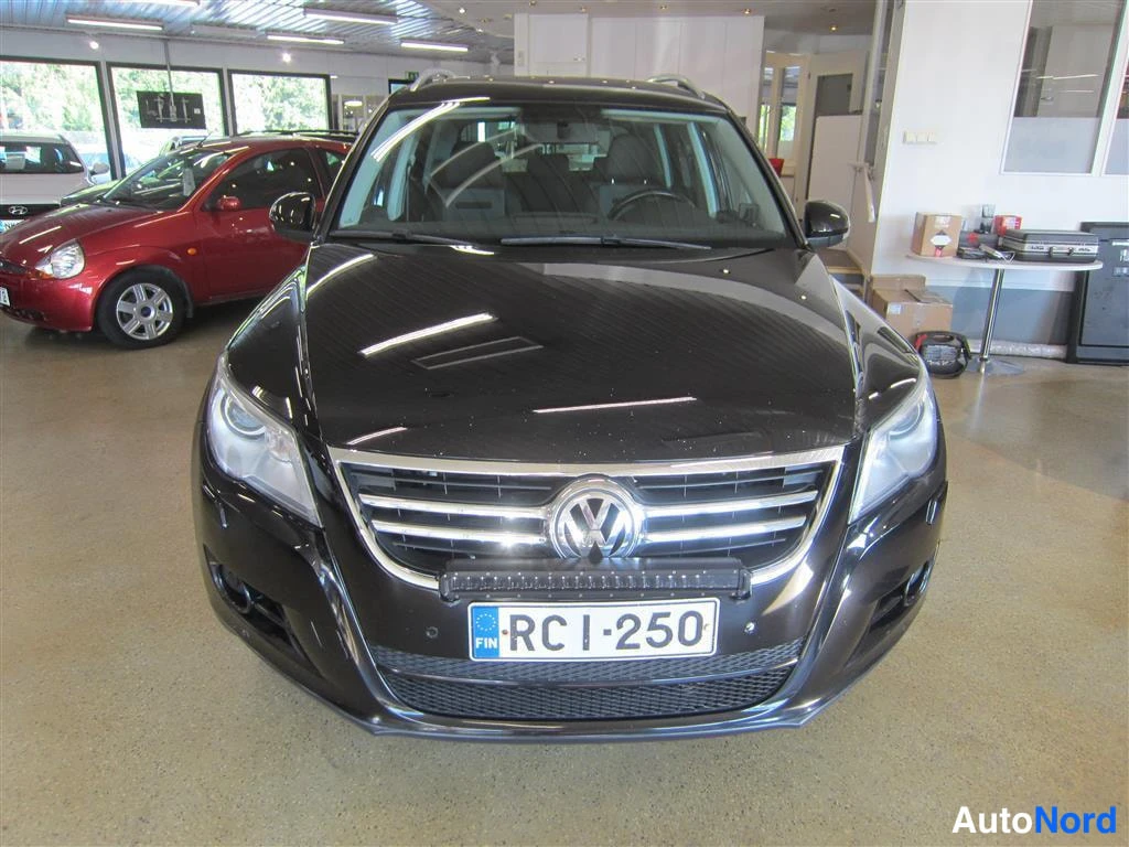Musta Volkswagen Tiguan 2008, edestä, kuva 2