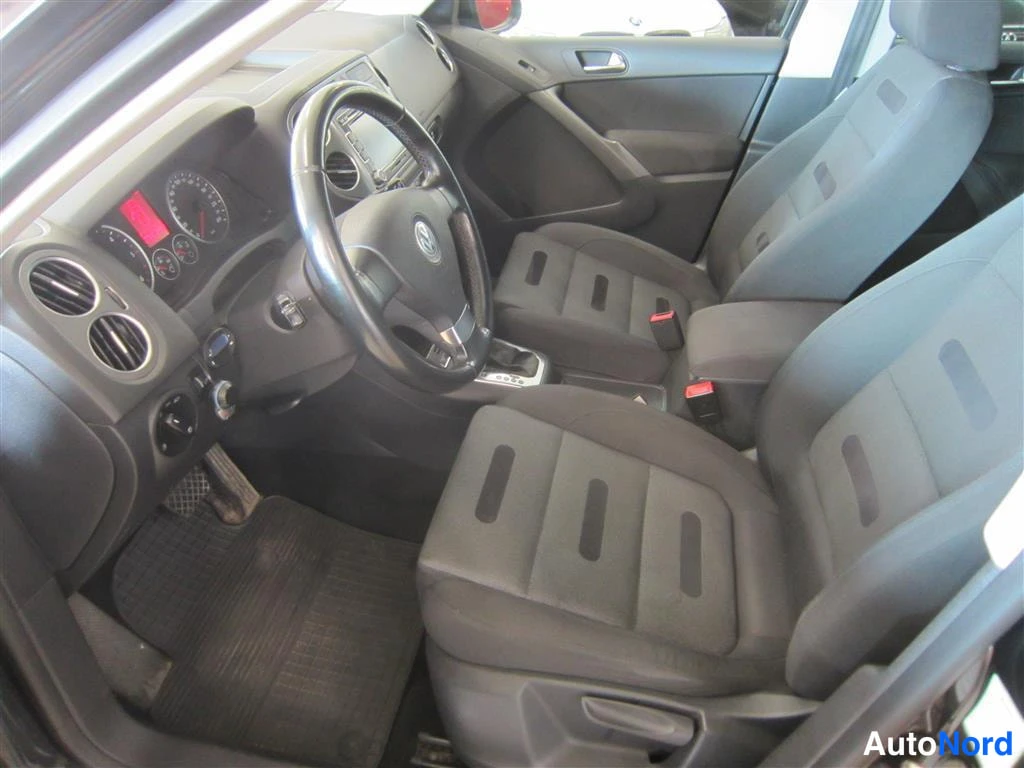 Musta Volkswagen Tiguan 2008, ohjaamo, kuva 6