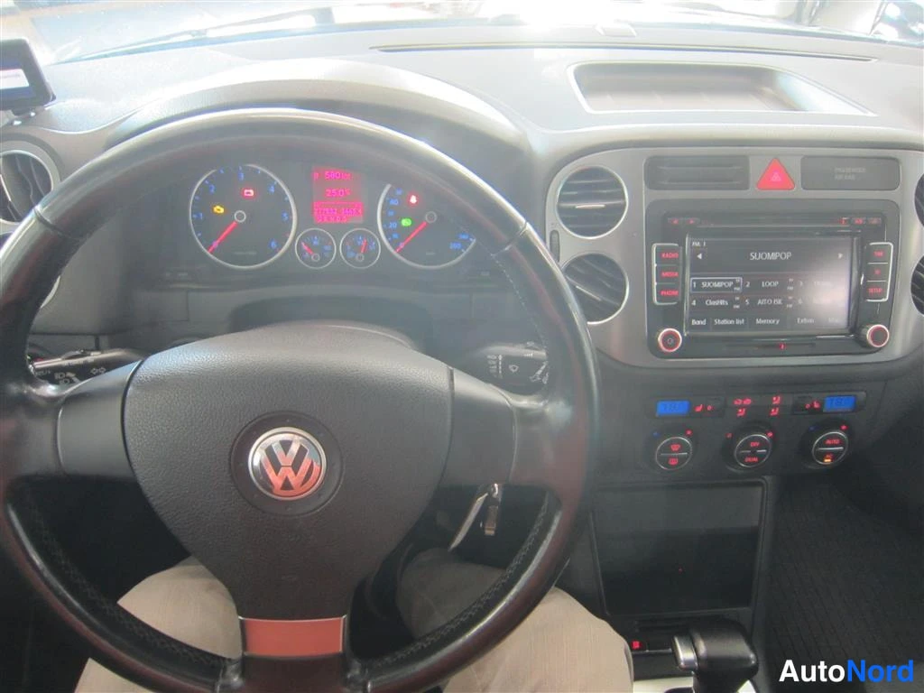 Musta Volkswagen Tiguan 2008, ohjaamo, kuva 7