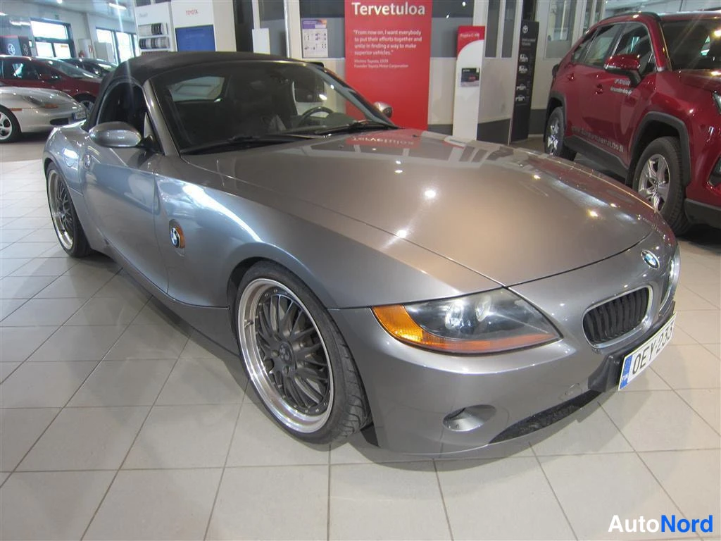 Harmaa BMW Z4 2003, etuviisto, keula oikealle, kuva 3