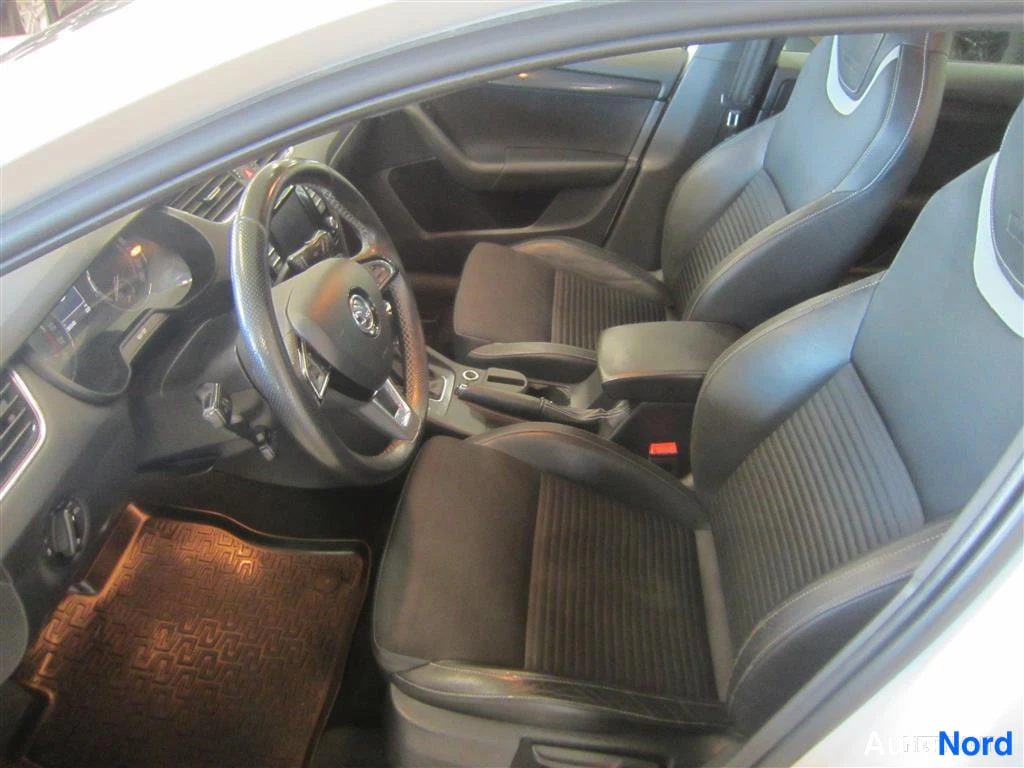 Valkoinen Skoda Octavia 2013, ohjaamo, kuva 11