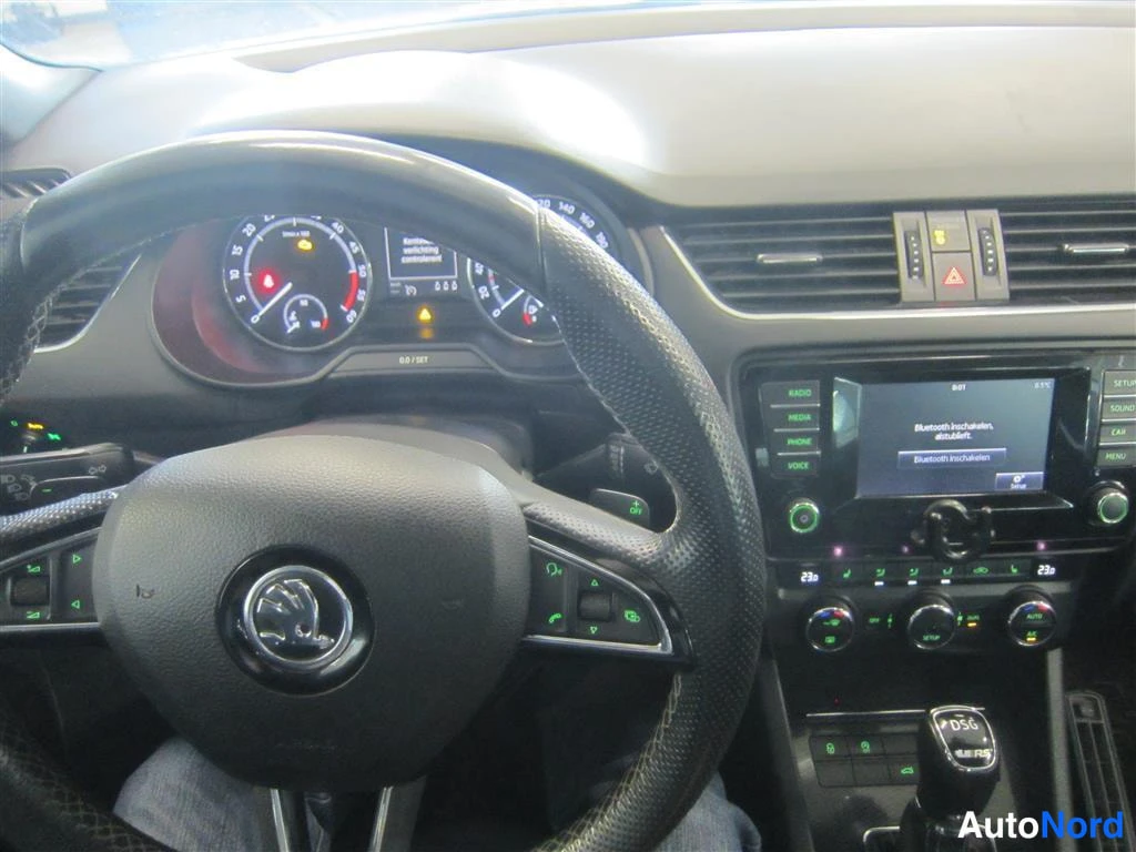 Valkoinen Skoda Octavia 2013, ohjaamo, kuva 12