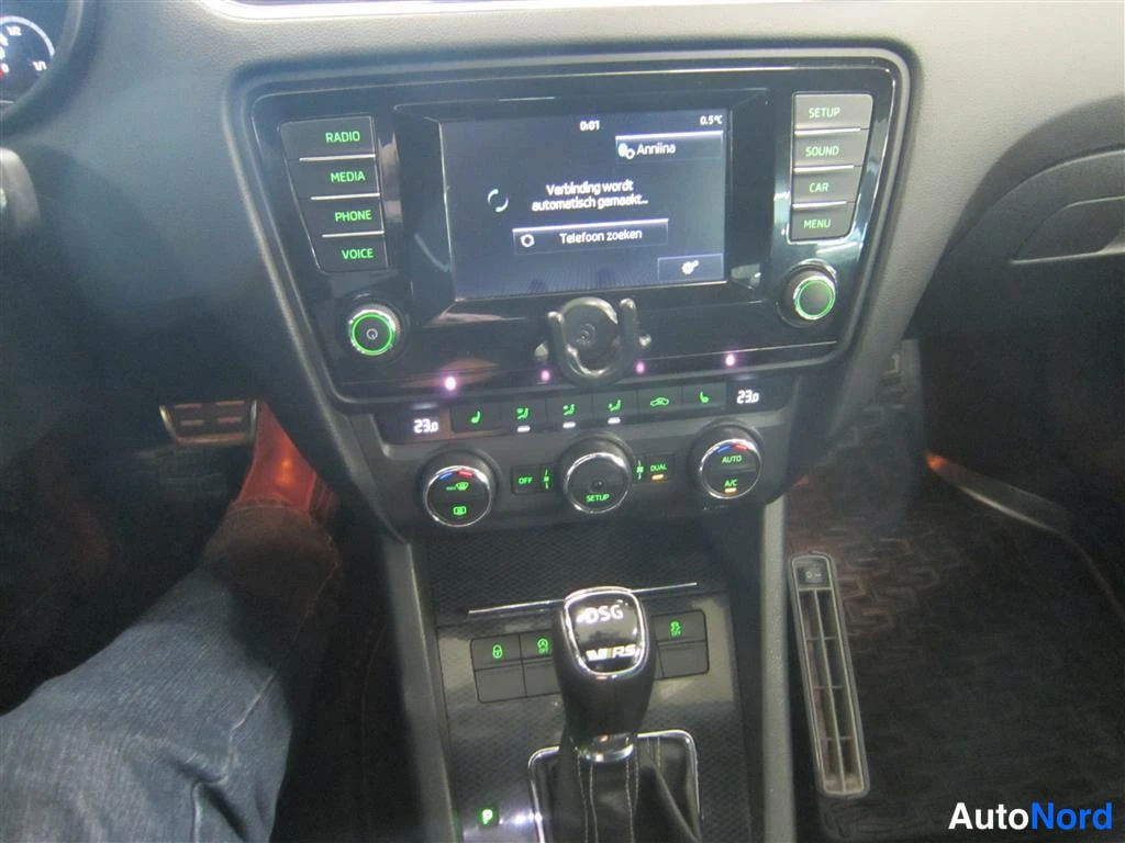 Valkoinen Skoda Octavia 2013, ohjaamo, kuva 13