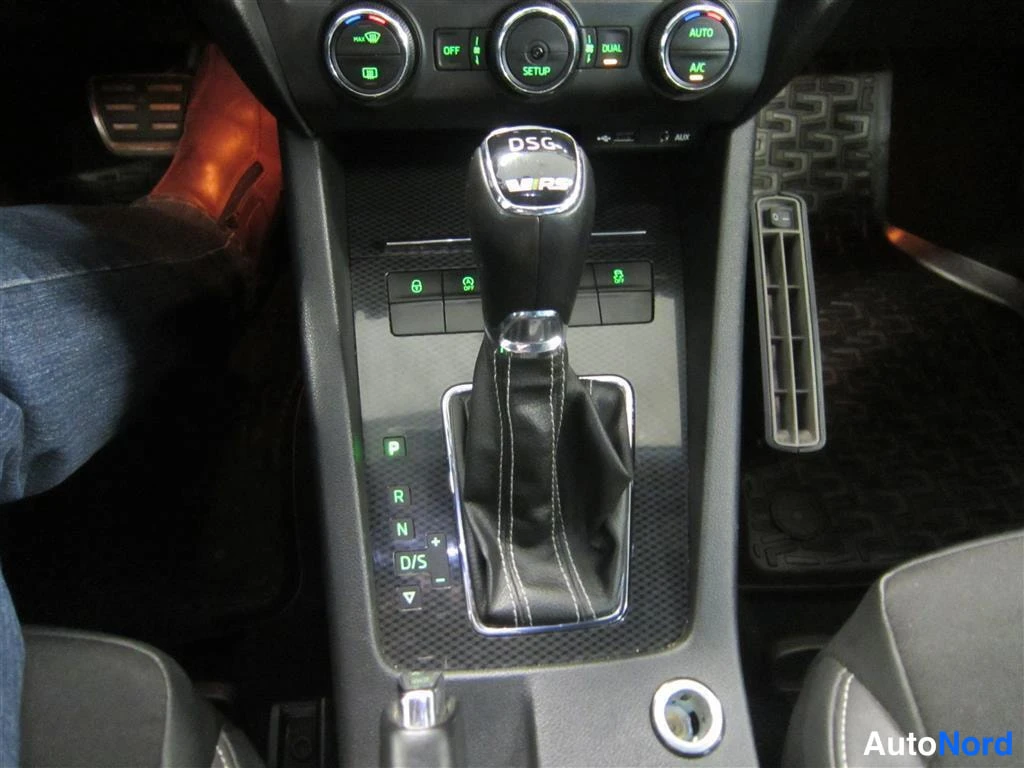 Valkoinen Skoda Octavia 2013, yksityiskohta, kuva 17