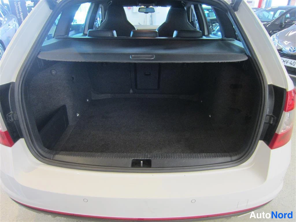 Valkoinen Skoda Octavia 2013, takaa, kuva 9
