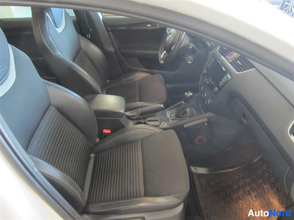 Valkoinen Skoda Octavia 2013, takaistuimet, kuva 15