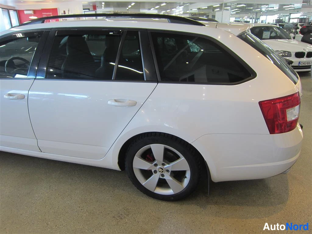 Valkoinen Skoda Octavia 2013, takaviisto, kuva 6