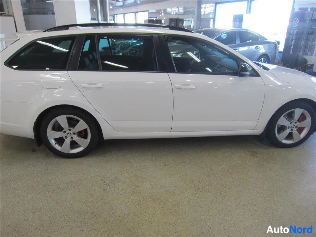 Valkoinen Skoda Octavia 2013, sivulta, kuva 5