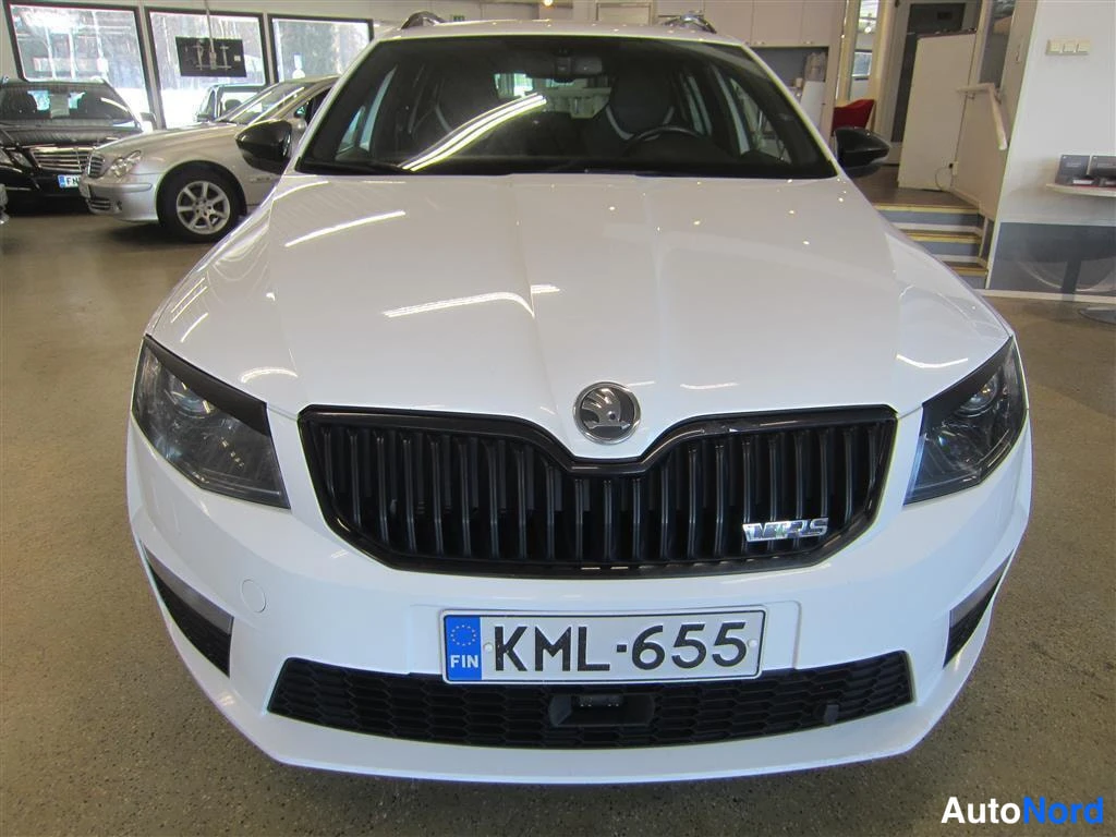Valkoinen Skoda Octavia 2013, edestä, kuva 3