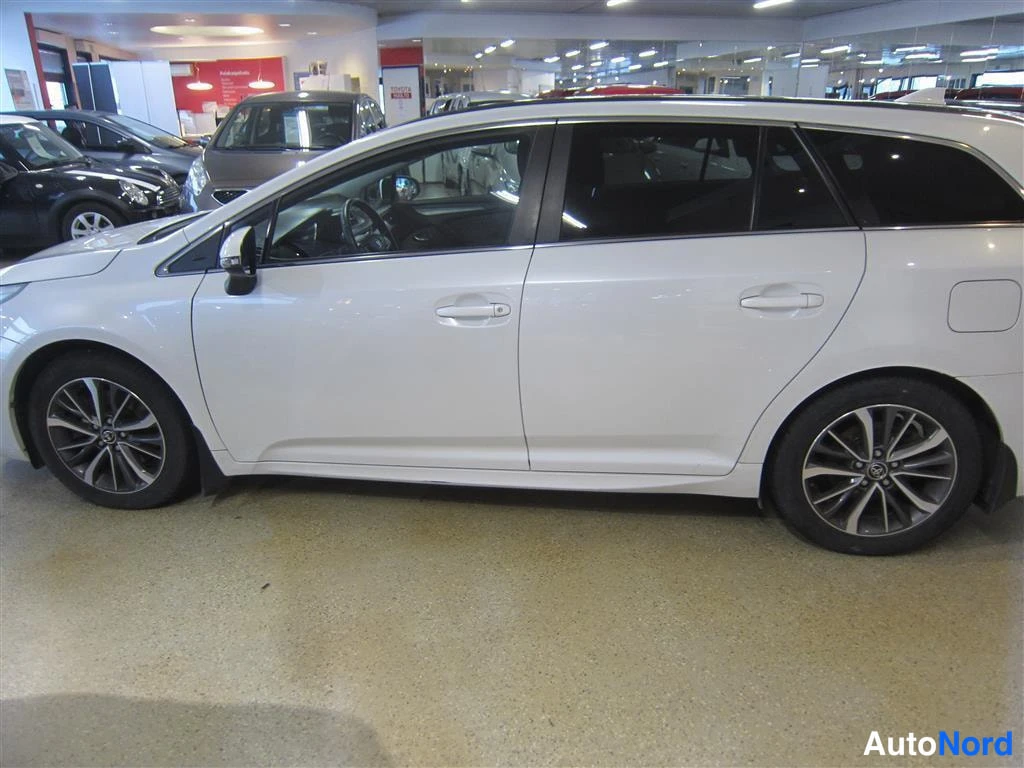 Valkoinen Toyota Avensis 2016, sivulta, kuva 4