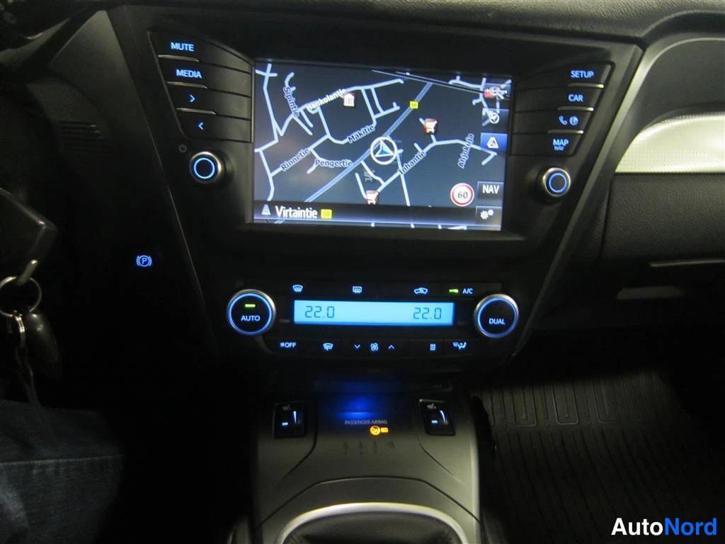 Valkoinen Toyota Avensis 2016, ohjaamo, kuva 9