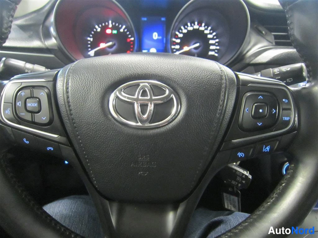 Valkoinen Toyota Avensis 2016, yksityiskohta, kuva 18
