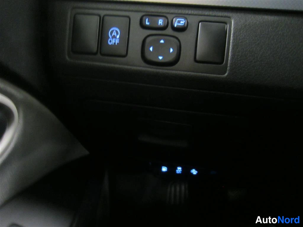 Valkoinen Toyota Avensis 2016, yksityiskohta, kuva 19