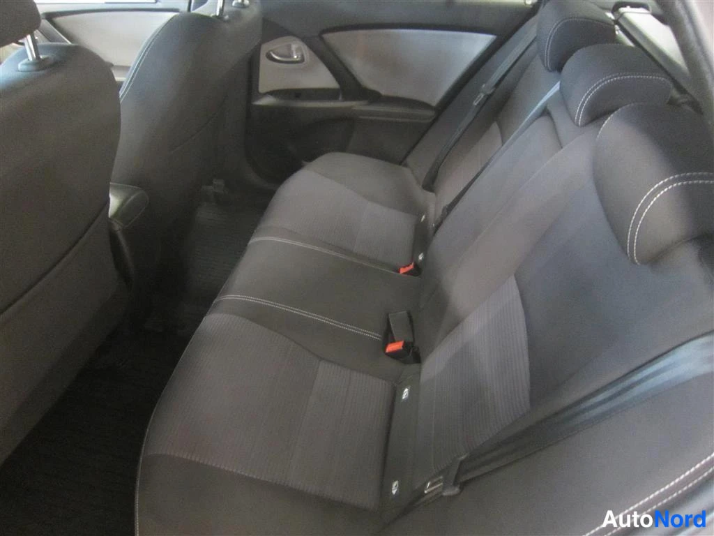 Valkoinen Toyota Avensis 2016, takaistuimet, kuva 12
