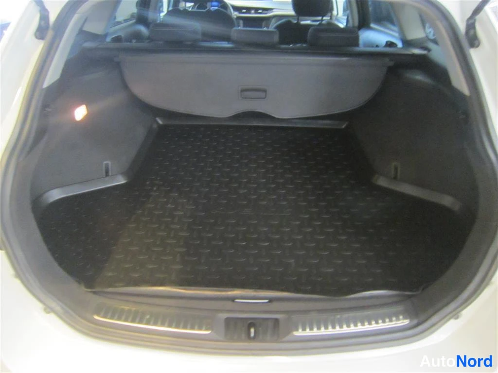 Valkoinen Toyota Avensis 2016, tavaratila, kuva 14