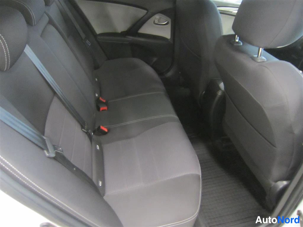 Valkoinen Toyota Avensis 2016, takaistuimet, kuva 13