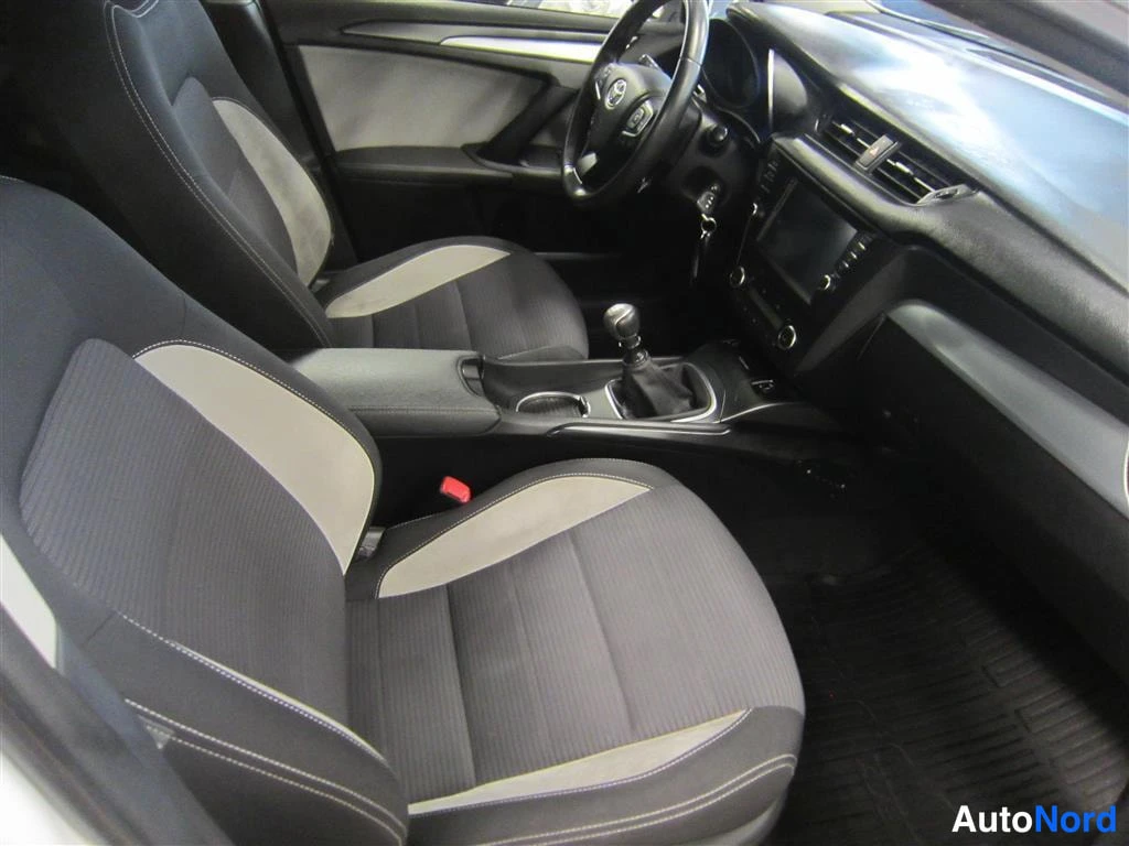 Valkoinen Toyota Avensis 2016, ohjaamo, kuva 10