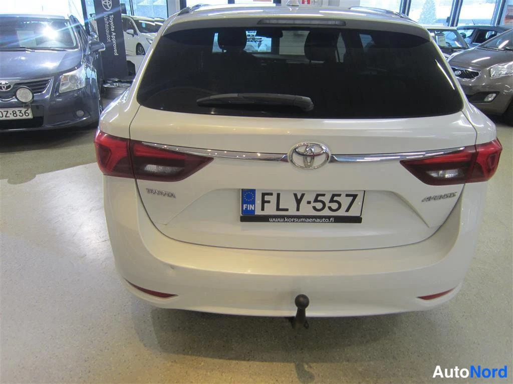 Valkoinen Toyota Avensis 2016, takaa, kuva 8