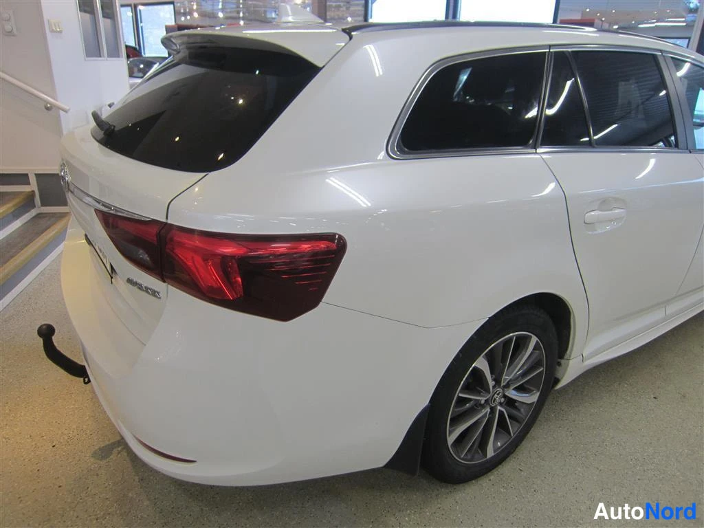 Valkoinen Toyota Avensis 2016, takaviisto, kuva 6