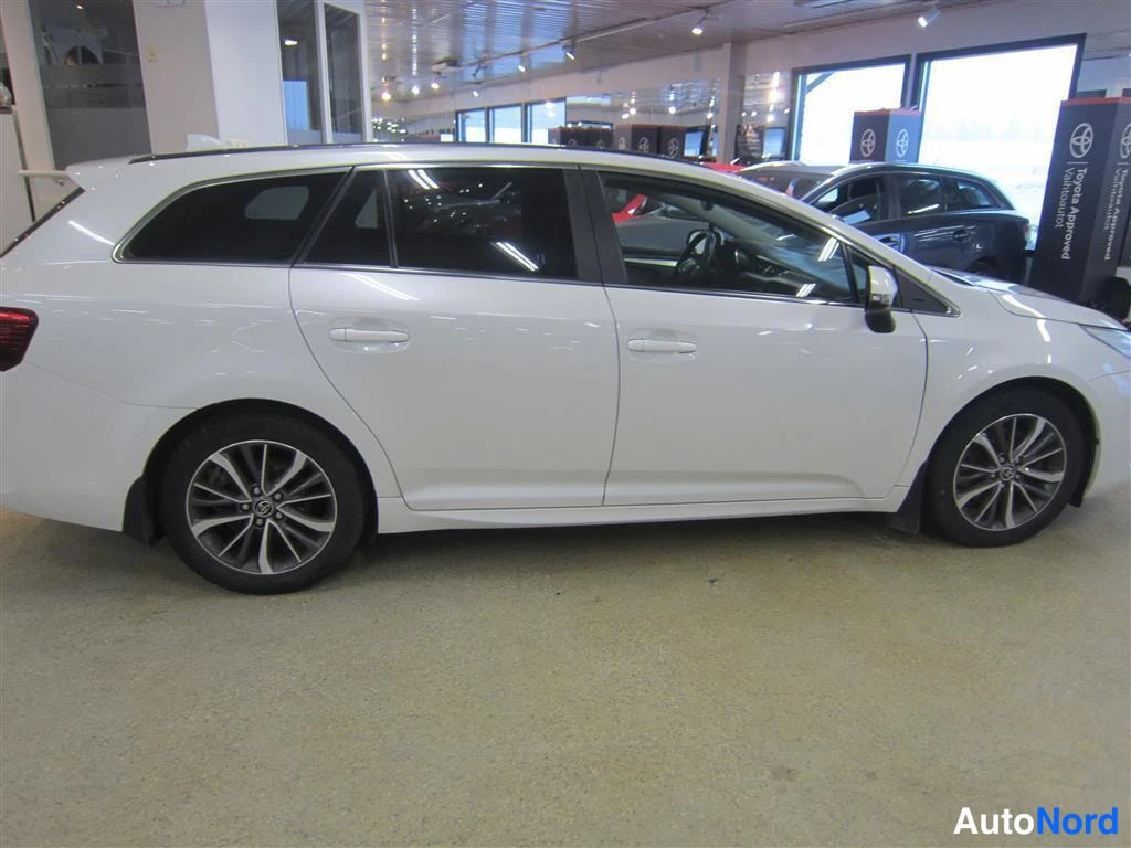 Valkoinen Toyota Avensis 2016, sivulta, kuva 5