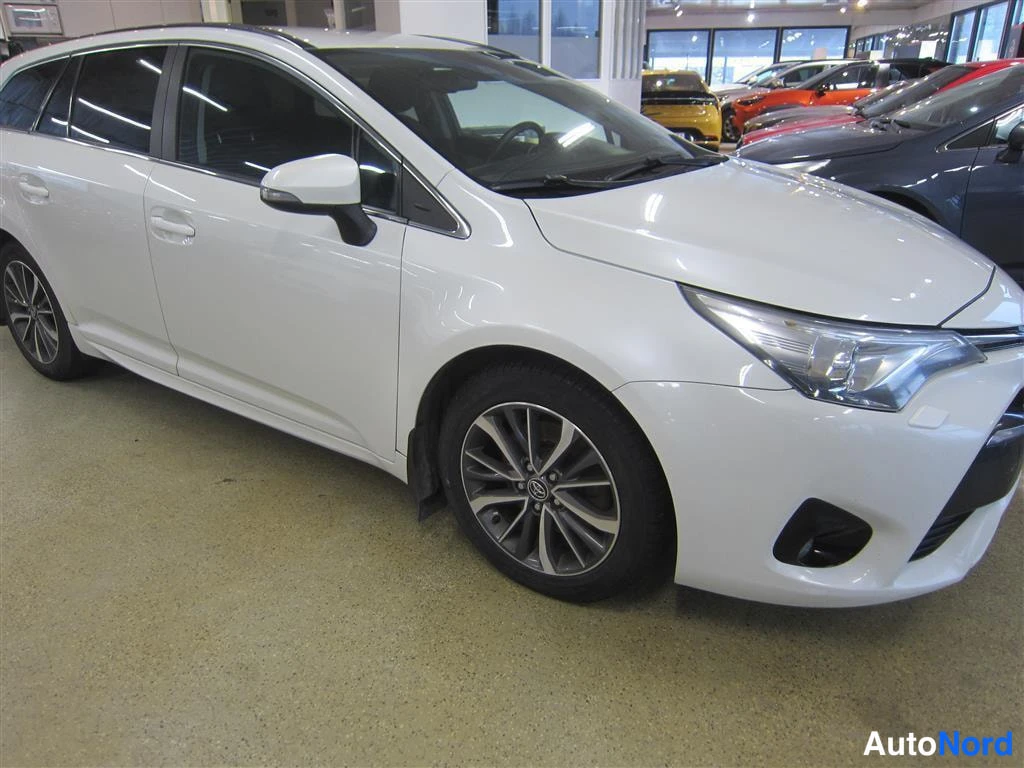Valkoinen Toyota Avensis 2016, etuviisto, keula oikealle, kuva 2