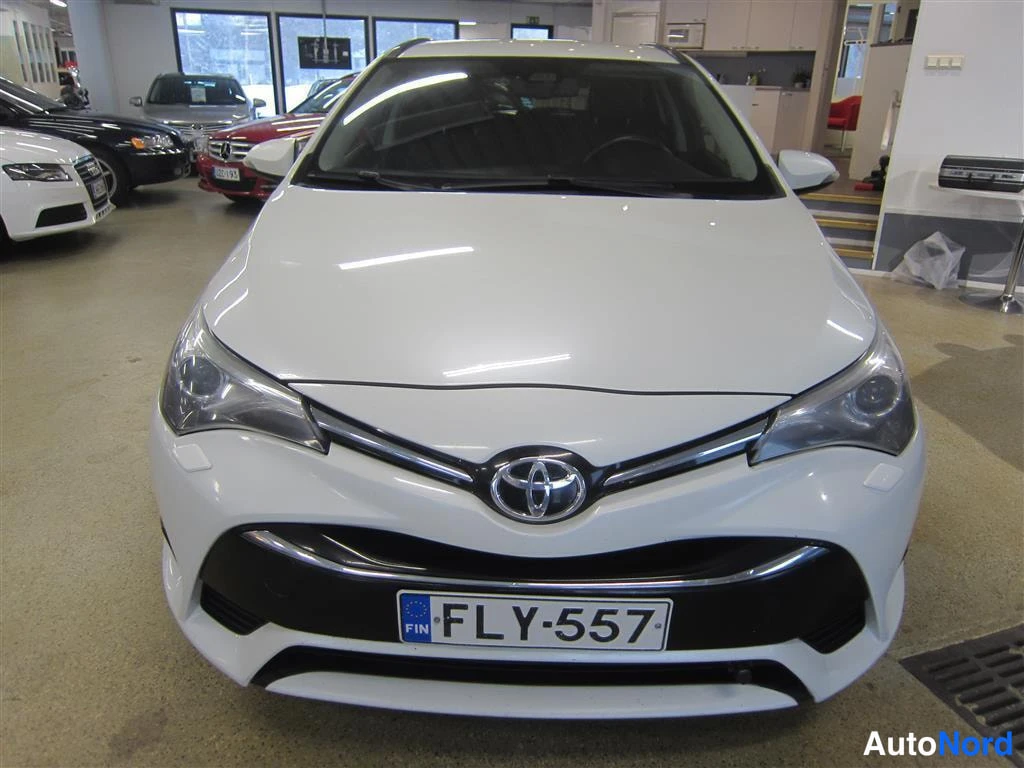 Valkoinen Toyota Avensis 2016, edestä, kuva 3