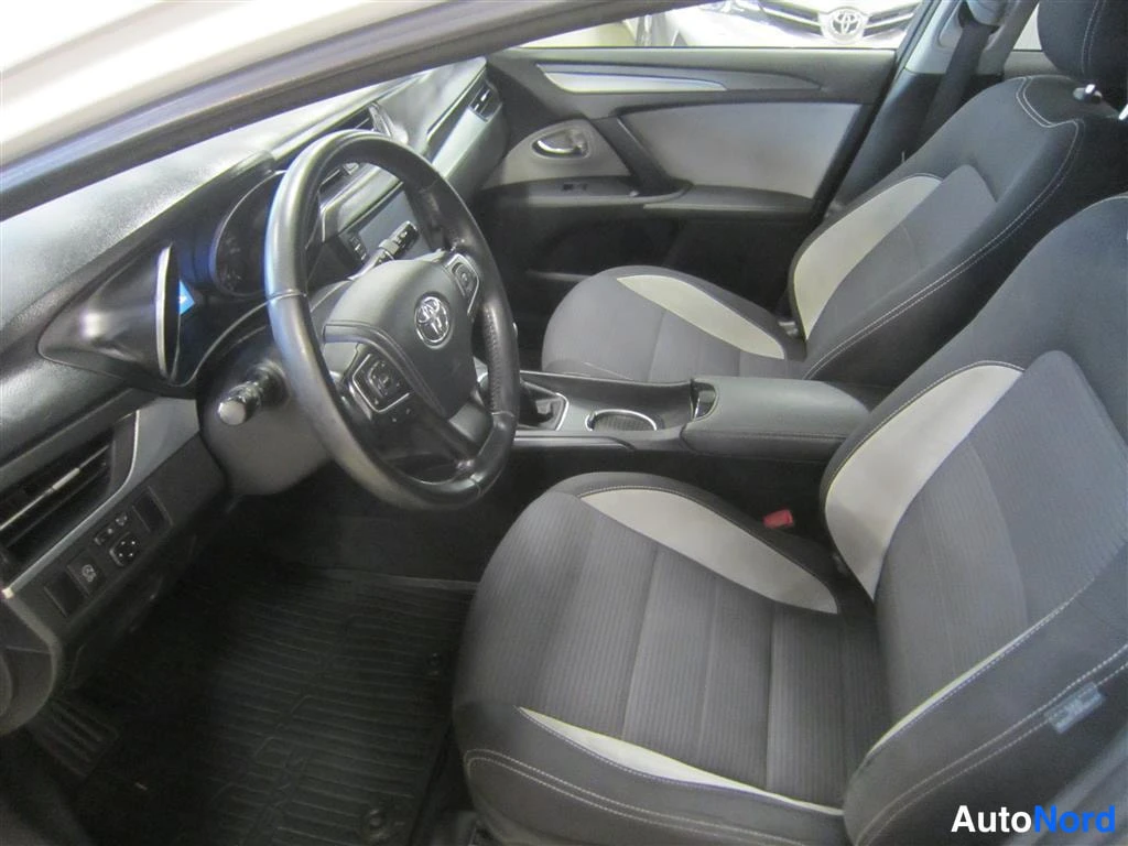 Valkoinen Toyota Avensis 2016, ohjaamo, kuva 11