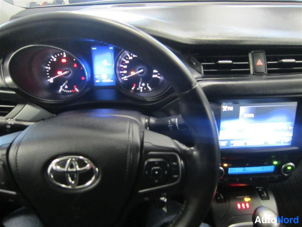 Valkoinen Toyota Avensis 2016, yksityiskohta, kuva 21