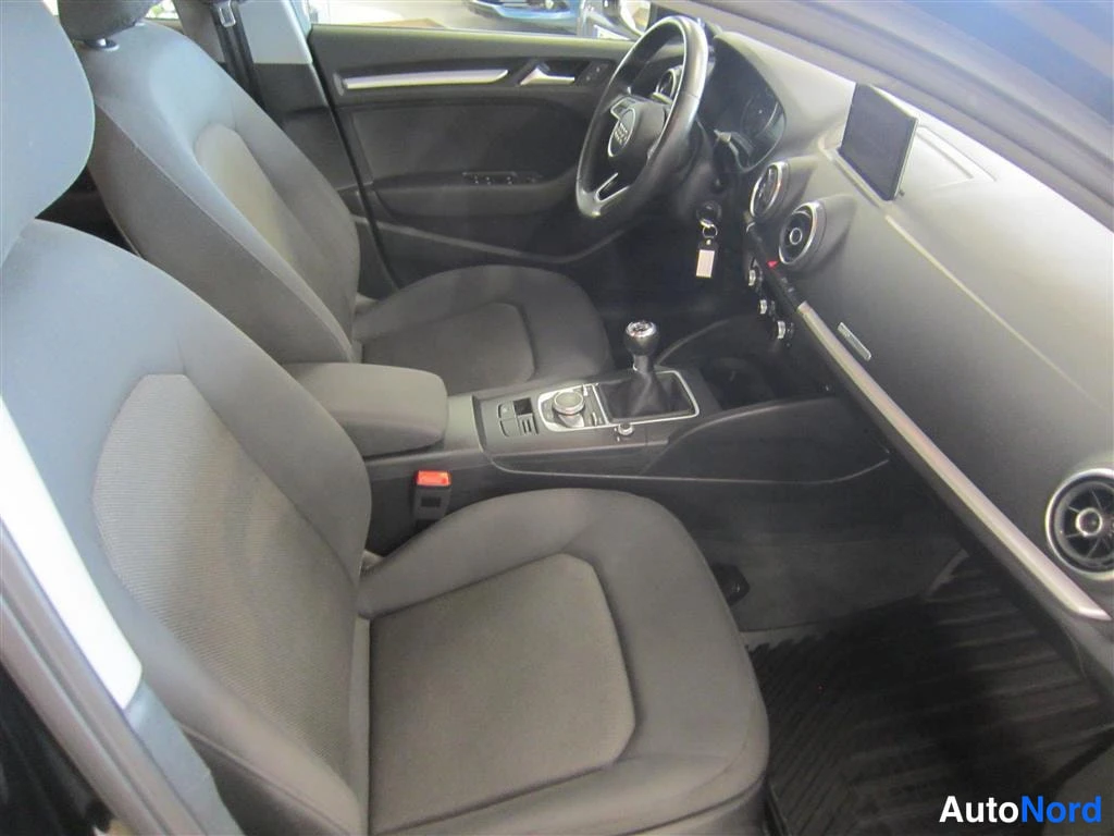 Musta Audi A3 2016, ohjaamo, kuva 9