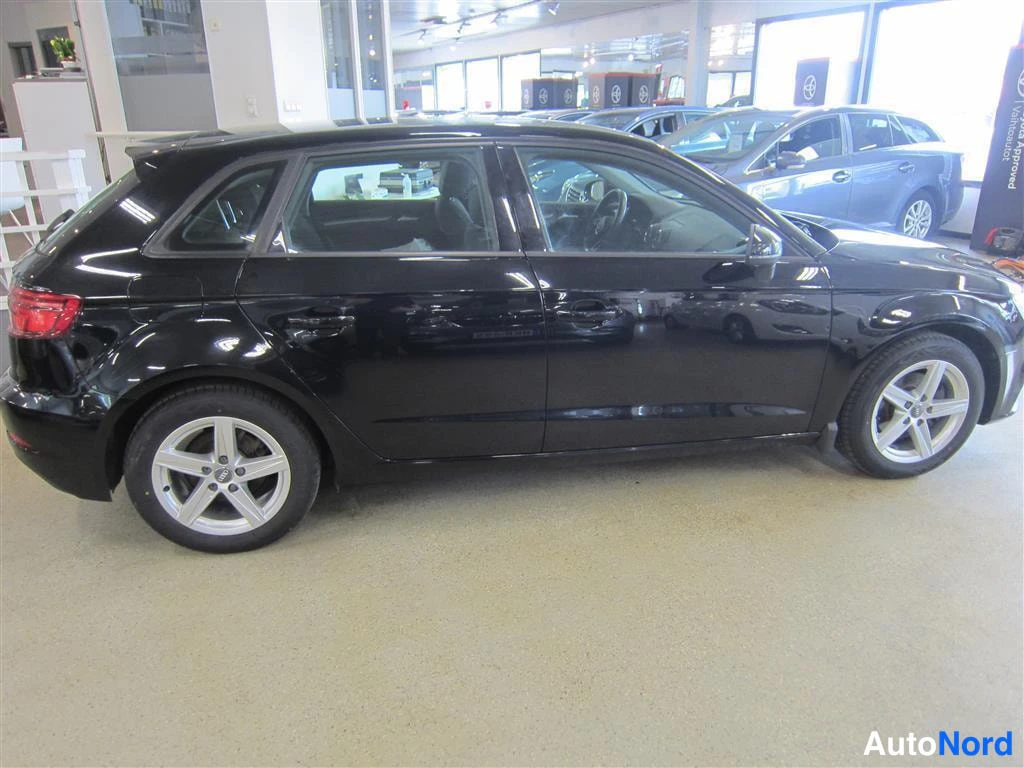 Musta Audi A3 2016, sivulta, kuva 5