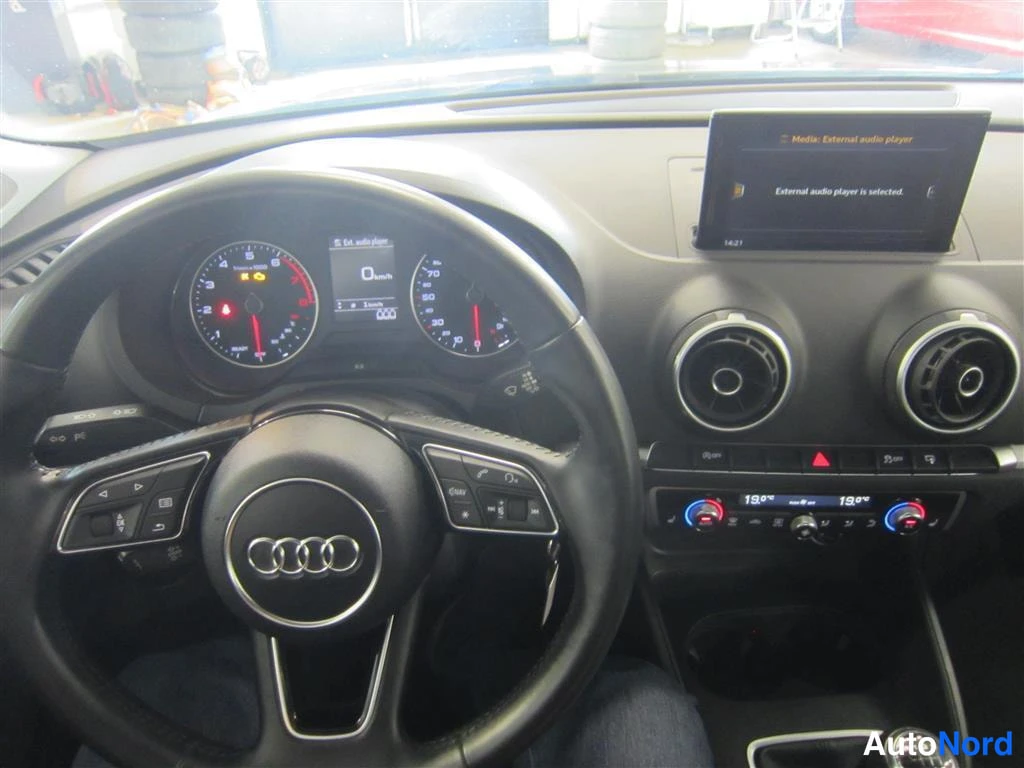 Musta Audi A3 2016, ohjaamo, kuva 10